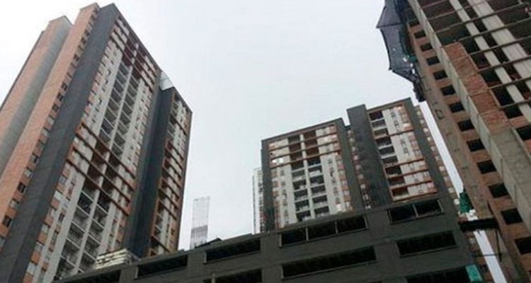 Niño sobrevive a caída desde el piso 18 de un edificio en el centro de China