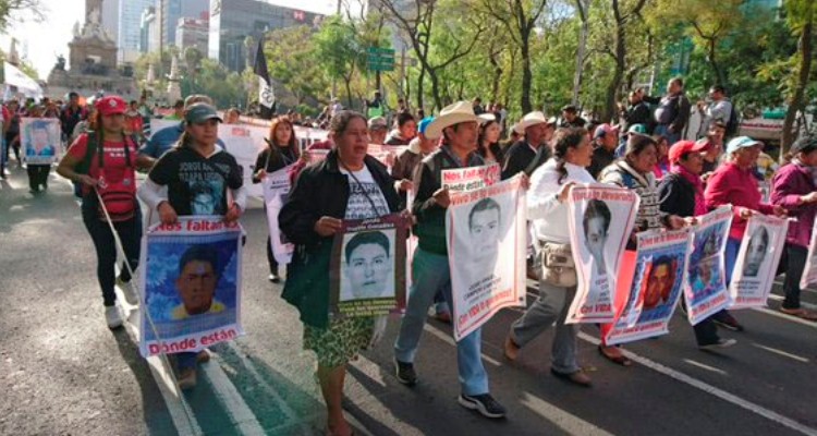 Familiares de los 43 normalistas desaparecidos marchan por Reforma