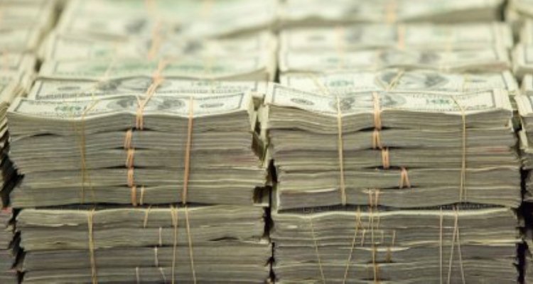 Dólar rebasa los $18 en el AICM