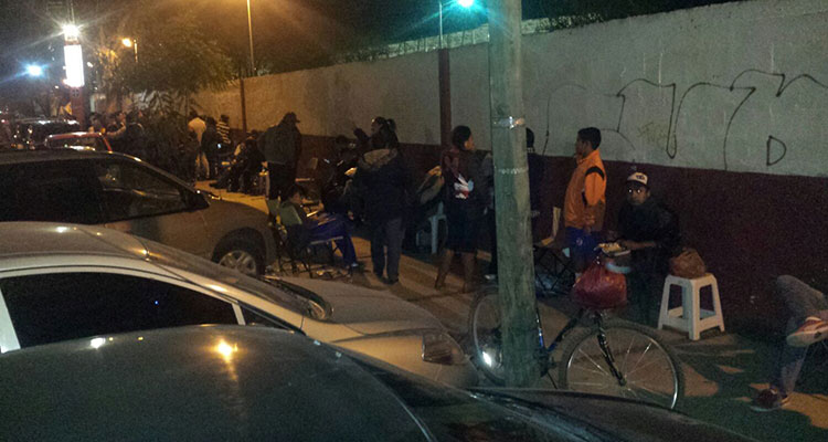 Acampan afuera de escuelas por un lugar