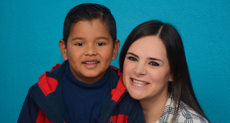 Recupera salud niño Axel gracias al Sistema DIF
