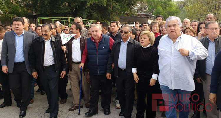 Ex líderes del SNTE llegan al registro de Balta