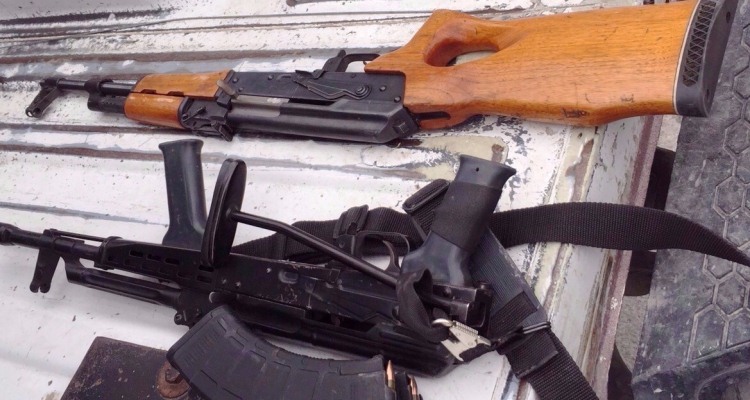 Paseaba con un arsenal en su carro