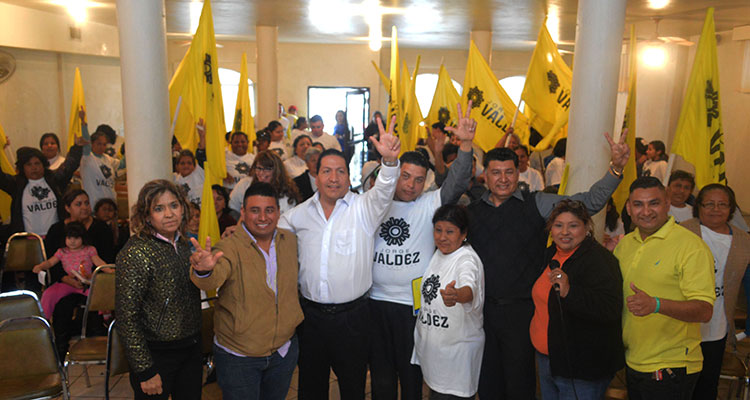 Acampan afuera de escuelas por un lugar
