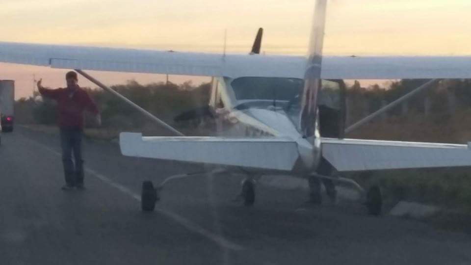 Aterriza de emergencia avioneta en libramiento de Reynosa