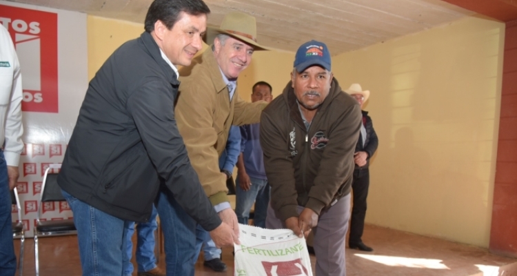 Entrega Etienne fertilizante  a productores citrícolas