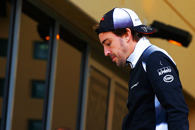 Impiden correr a Alonso por fractura de costilla