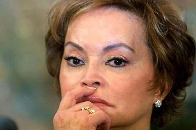 Esther Gordillo llega al funeral de su hija