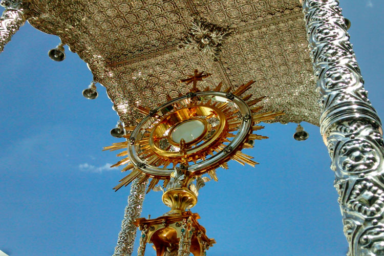 Jueves Santo es una invitación a servir: sacerdote