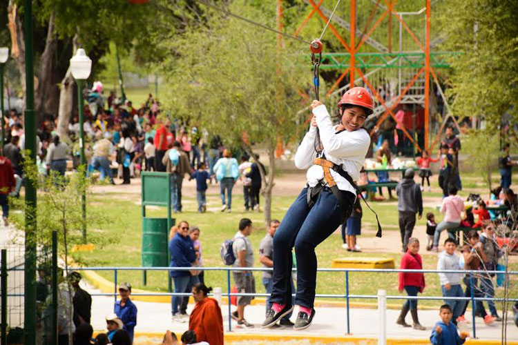 Festejan neolaredenses a los niños y a las madres