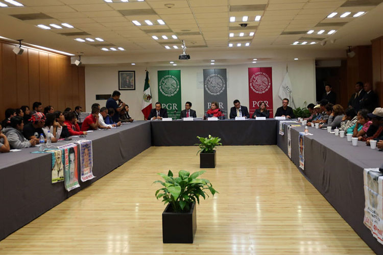 Padres de normalistas analizan trabajo con PGR