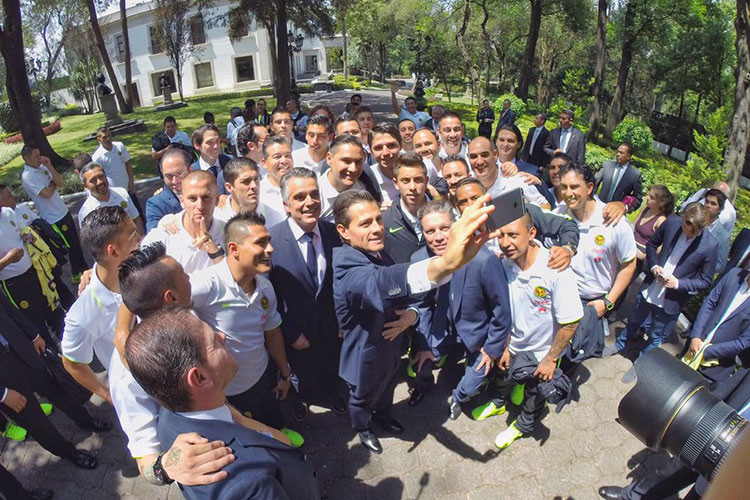 Acude América a los Pinos
