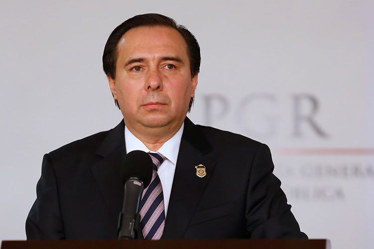 Exigen a EPN cesar a Zerón de Lucio