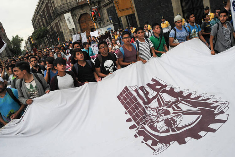Alumnos del IPN inician marcha a Zacatenco