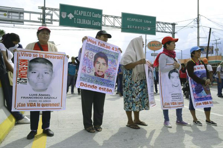 Bloquean padres de Ayotzinapa autopista del Sol