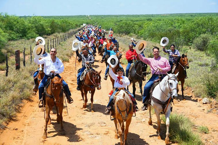 Cabalga Héctor Canales en busca del voto