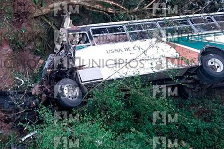Chocan 2 camiones en Puebla y uno se desbarranca; 4 muertos