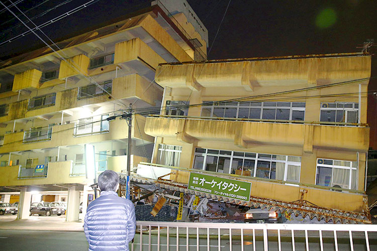 Japón: más de 4 mil casas pueden derrumbarse tras sismos