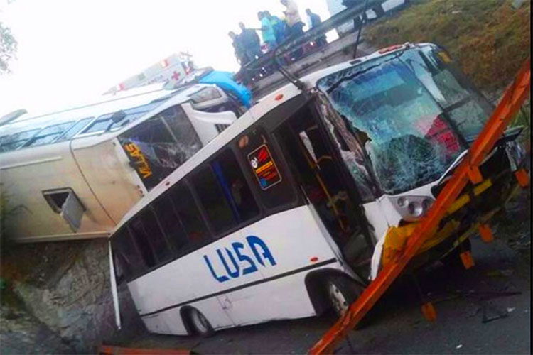 Un muerto y 50 heridos deja choque de autobuses en la México-Pachuca