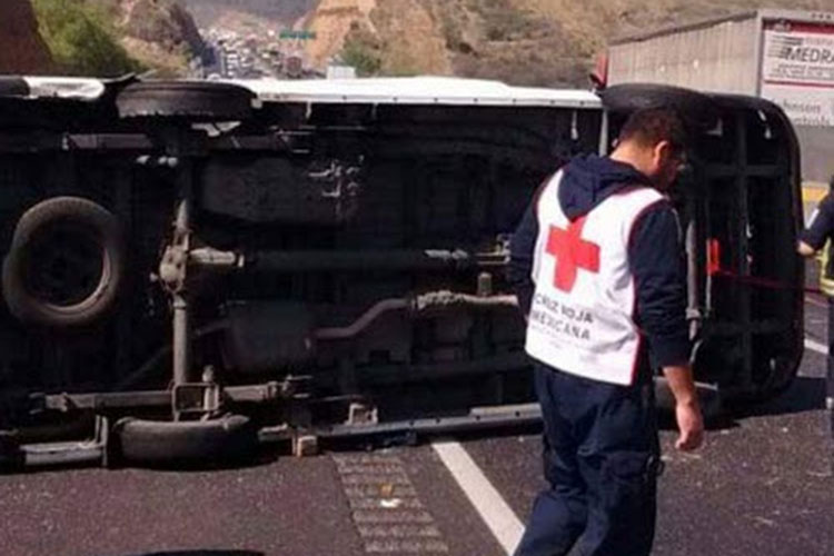 Accidente de combi en Atizapán deja un muerto y 17 heridos