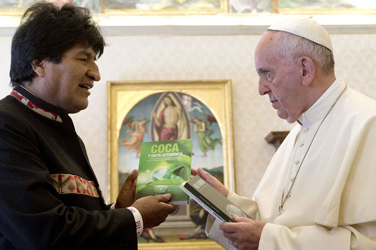 Evo Morales le recomienda al Papa consumir la hoja de coca