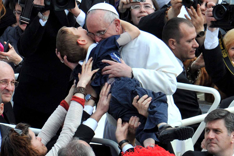El Papa se lleva consigo al Vaticano a 12 refugiados sirios