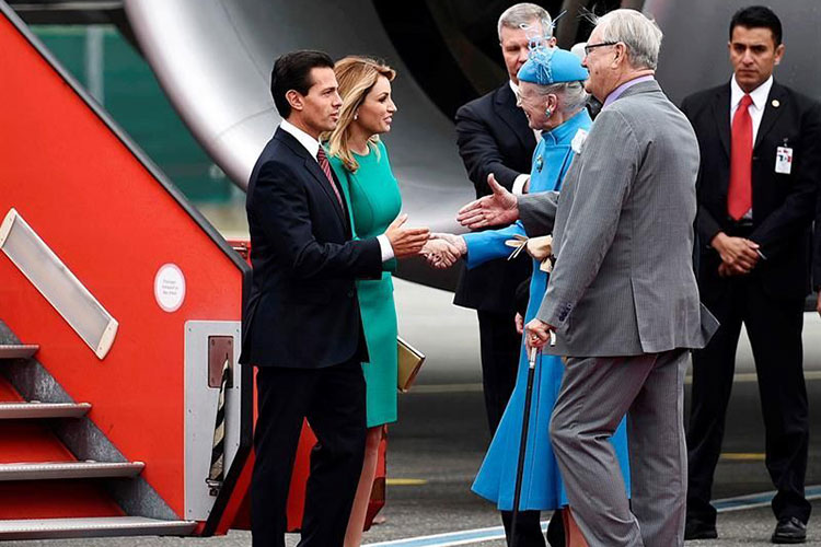 EPN llega a Dinamarca; fue recibido por la reina Margarita II
