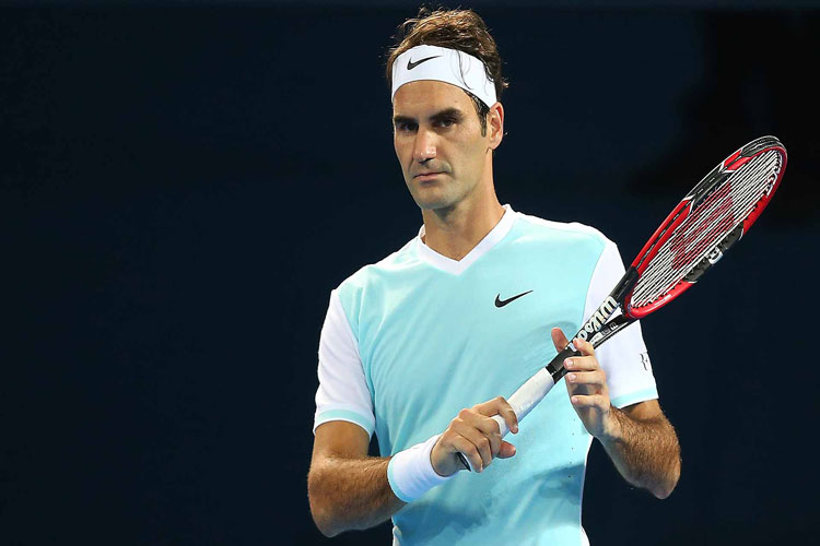 Federer vuelve con éxito a las canchas