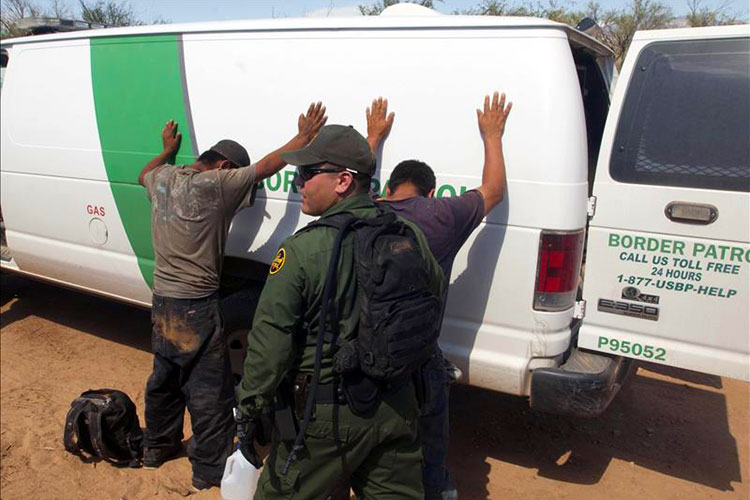 Agentes de EU roban y luego deportan a inmigrantes