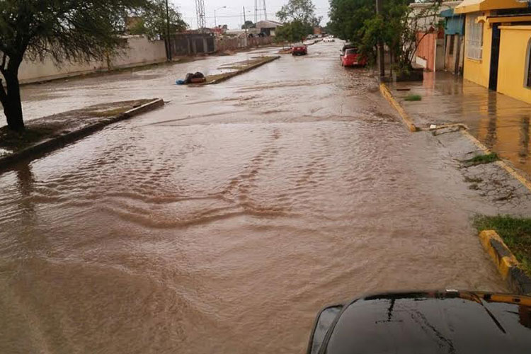 Fuertes lluvias inundan a Victoria