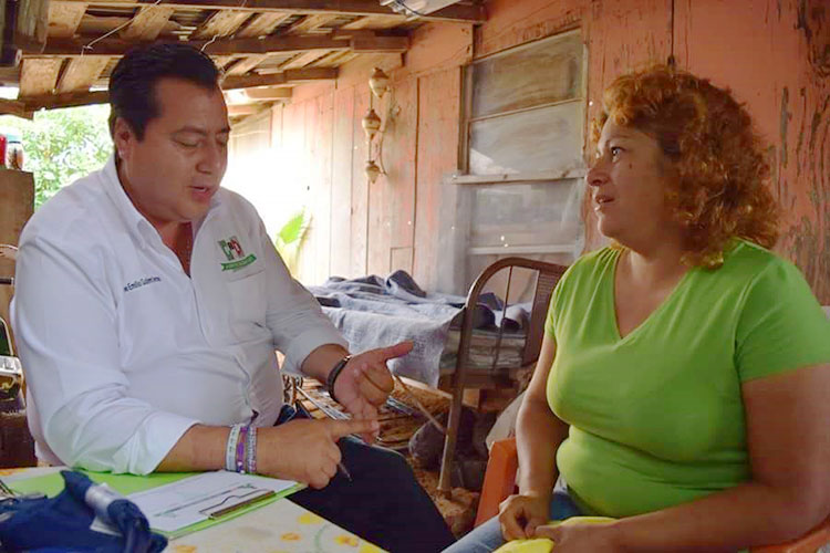 Da consultas en campaña ante la pobreza que hay en Nuevo Laredo