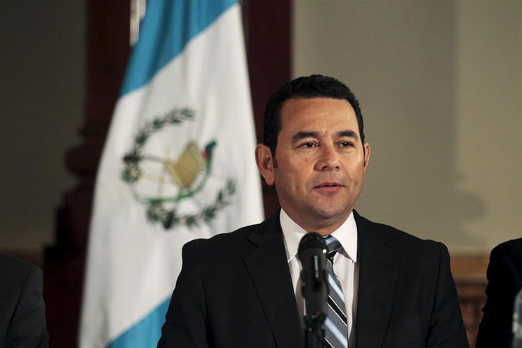 Se disculpa presidente de Guatemala por comentarios sobre muro de Trump