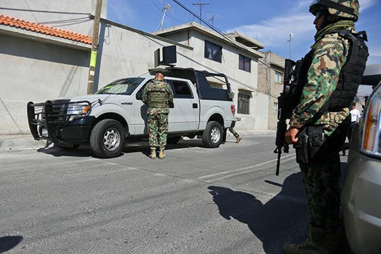 Detienen a dos traficantes con 49 indocumentados