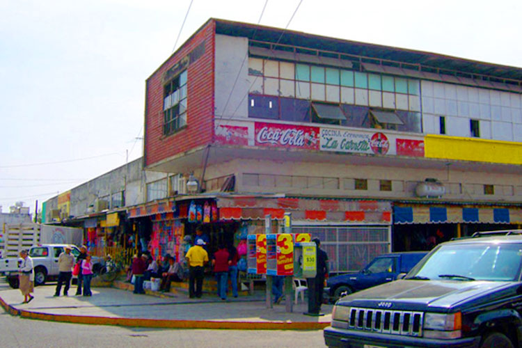 Descartan retirar ambulantes en el mercado Argüelles