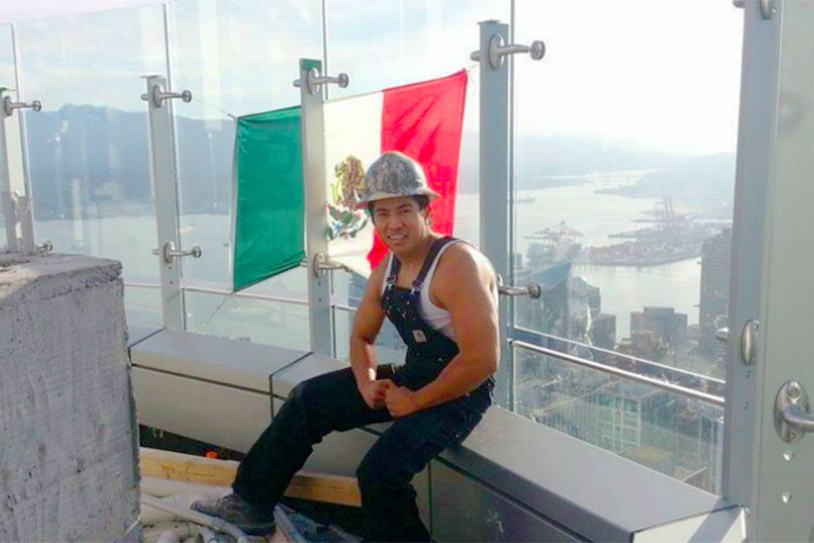 Mexicano que coloco una bandera de México en la torre de Trump