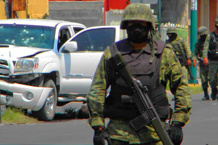 Se enfrentan Marinos a hombres armados; muere civil armado