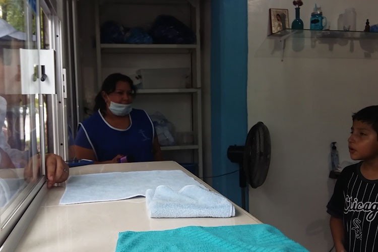 Niño cantor sorprende a Morris en caminata