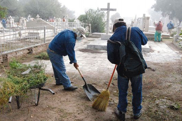 Lluvias inundan tumbas olvidadas en los cementerios locales