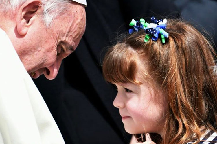 El Papa cumple deseo de niña que se quedará ciega