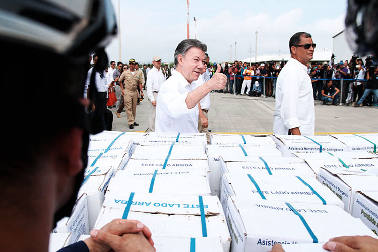 Presidente de Colombia llega a Ecuador con ayuda humanitaria