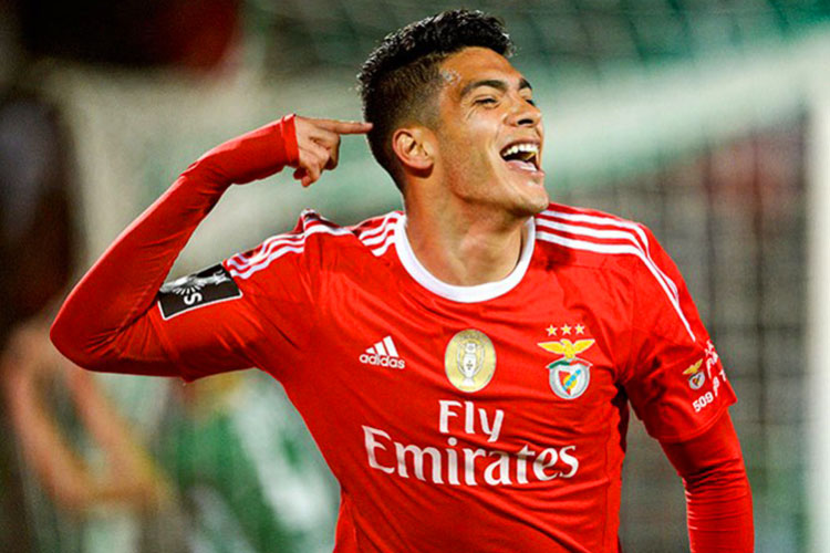 Raúl Jiménez anota y mantiene el vuelo del Benfica