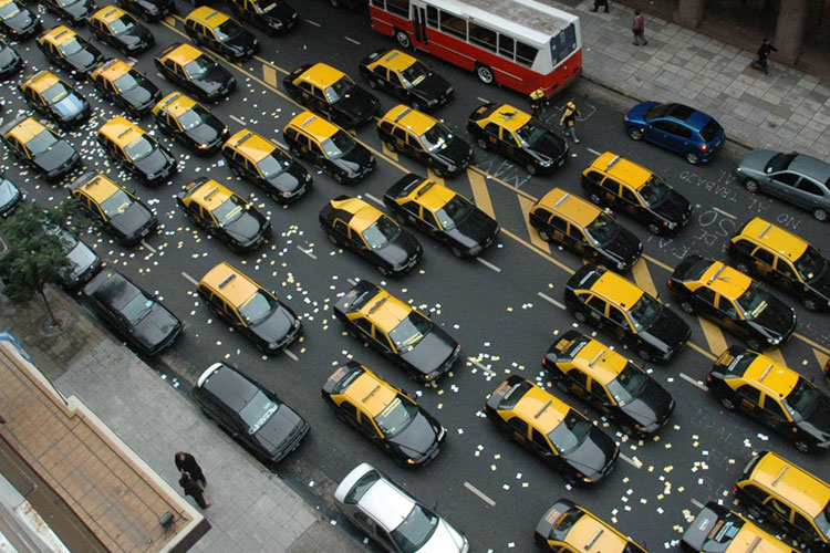 Cientos de taxistas protestan contra Uber en Buenos Aires
