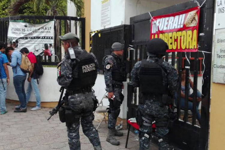 Estudiantes inconformes cierran puertas del Tec Madero