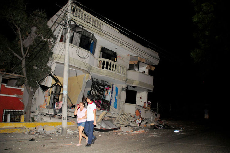 Terremoto de 7,8 en la zona costera de Ecuador, al menos 77 muertos