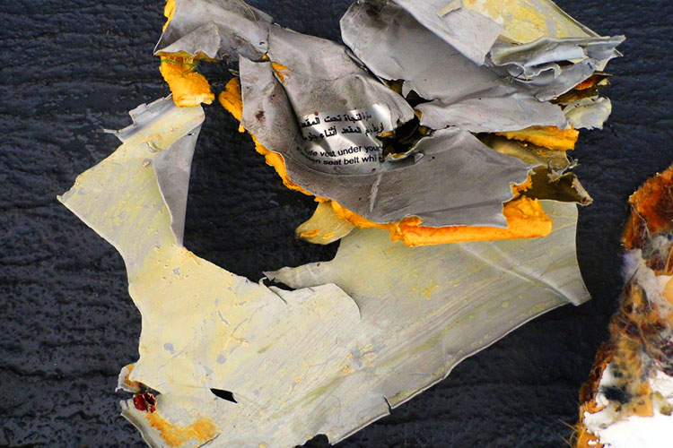 Publican primeras imágenes de los restos del avión de Egyptair