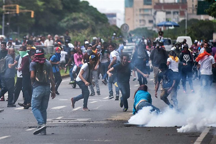 Maduro responde con represión a opositores