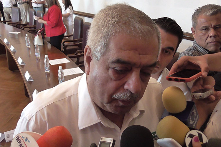 Reconoce alcalde deficiencias en alumbrado público