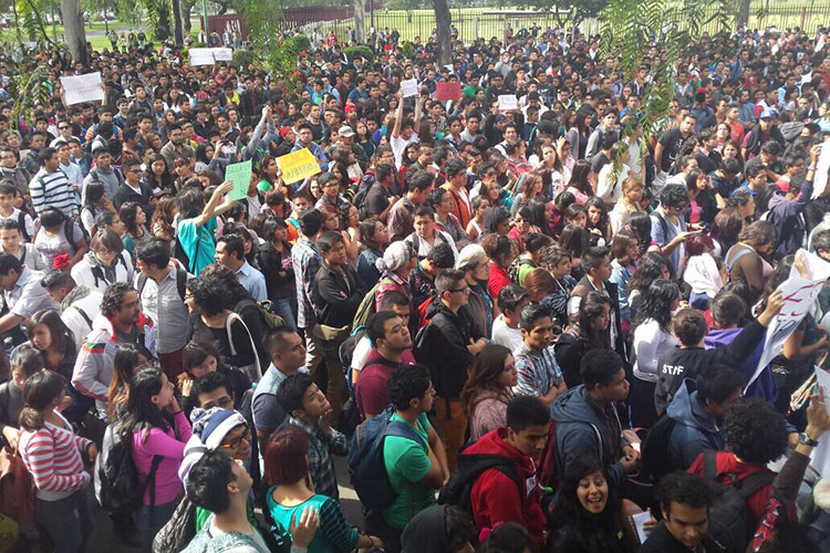 Estudiantes del Politécnico marchan a Zacatenco