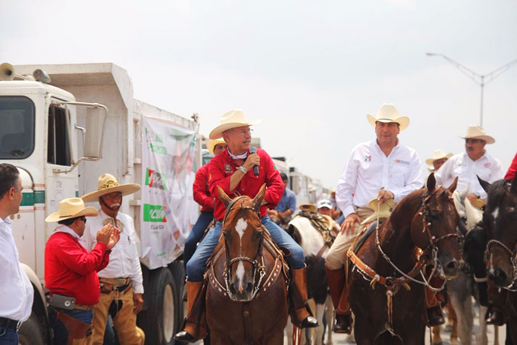 En cabalgata del triunfo, arranca recolección emergente de basura