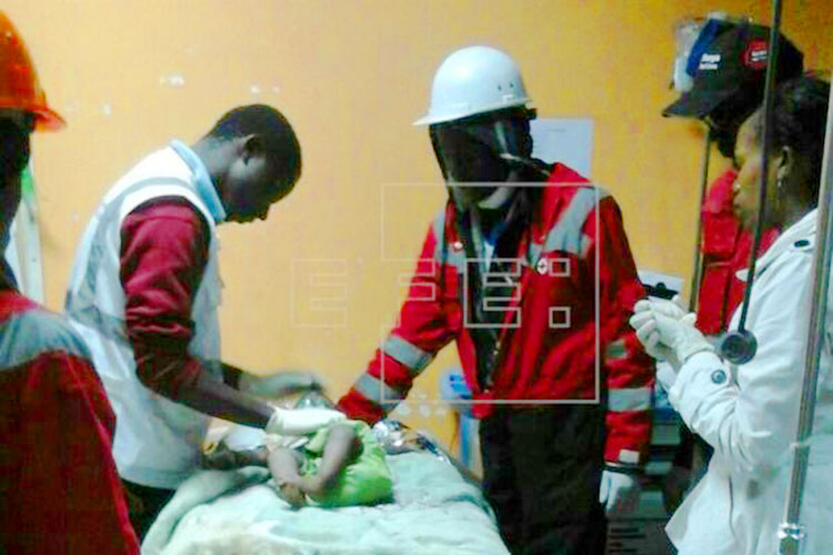 Rescatan a bebé de los escombros de edificio caído en Kenia